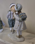 Statuetta decorativa bambini bacio con doni