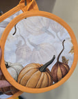 Coppia presine zucche autunno