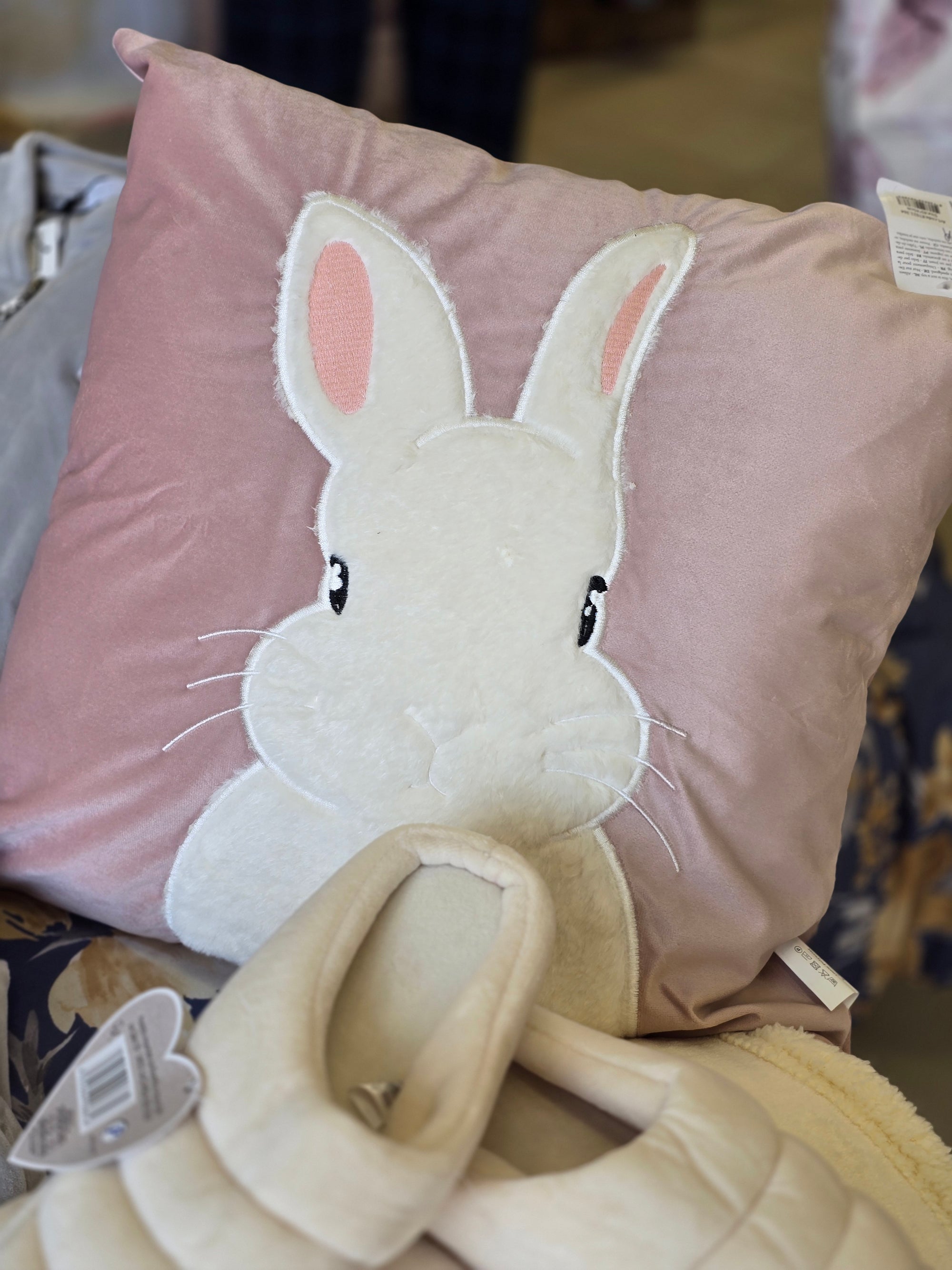 Cuscino arredo in velluto con disegno bunny a rilievo